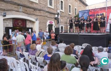Público disfrutando de una velada de carnaval organizado por la peña Paco Alba. 