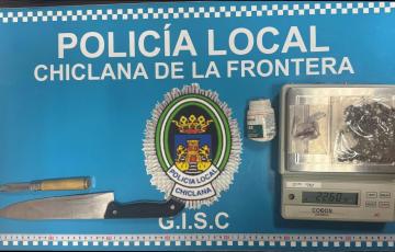 Arma y efectos intervenidos durante la actuación