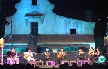 Lin Cortés rinde homenaje a sus raíces en el espectáculo ofrecido en el Castillo de Santa Catalina. 