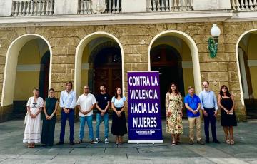 Momento del acto frente al Ayuntamiento de Cádiz