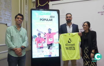 Organizadores y autoridades junto con el cartel de la cita