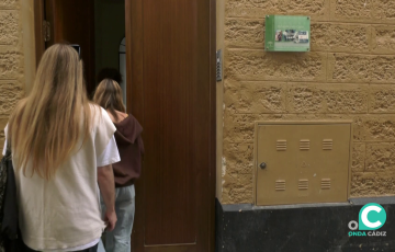 Ciudadanos acceden a una vivienda turística en la capital gaditana. 