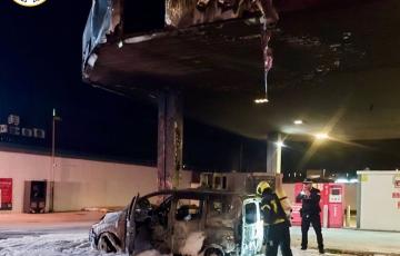 Estado en quedó el vehículo y parte de la gasolinera afectada una vez extinguido el siniestro