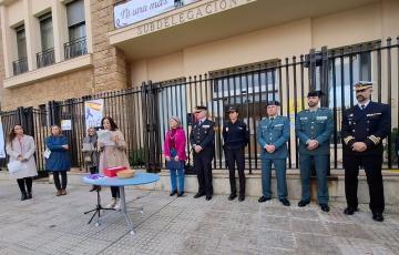 Lectura del manifiesto por el 25N en la fachada de la Subdelegación del Gobierno en Cádiz.