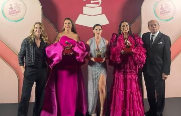 NIña Pastori recogiendo su sexto Grammy Latino en Miami. 