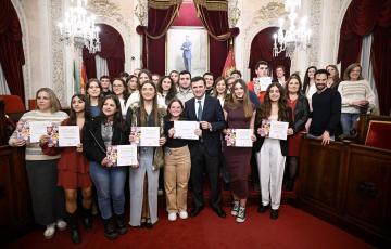 Todos los protagonistas laureados posan junto con las autoridades presentes 