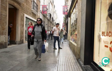 Viandantes por las calles del centro de la ciudad