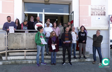 Lectura del manifiesto a la puerta del centro