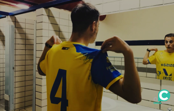 Álex Cortés se enfunda la camiseta con la que saltara a defender los colores del club gaditano