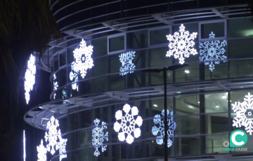 Detalle del exorno de este 2024 situado en la fachada del edificio
