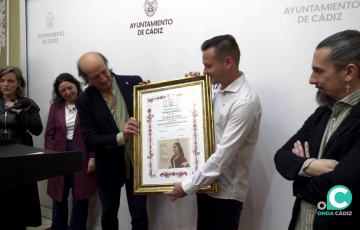 La Peña Enrique El Mellizo ha hecho entrega a la Peña La Perla de un cuadro que recoge un poema de La Perla