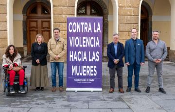 Minuto de silencio, este lunes, frente al Ayuntamiento de Cádiz. 