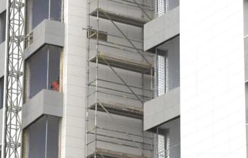 APDHA suspende a la Junta de Andalucía y al Ayuntamiento de Cádiz por la ausencia de promociones públicas de vivienda.