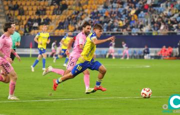 De la Rosa en una acción del encuentro (Foto: Cádiz CF)