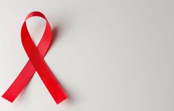 Lazo rojo que simboliza la lucha contra el Sida, en imagen de archivo