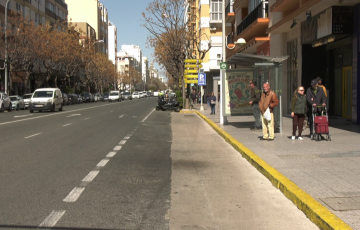 Usuarios esperando la llegada del autobús en una de las paradas de la avenida. 
