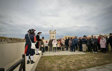 Visitantes en la apertura del torreón y paseo superior del monumento