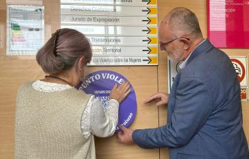 Momento de la puesta del código QR vinculado a la Guía Punto Violeta