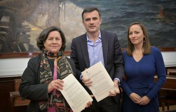 El alcalde con la presidenta de Agamama, Agustina Castañeda Morales, y la concejala de Igualdad e Inclusión Social