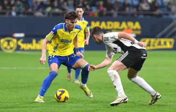 Iván Alejo jugando con la camiseta cadista. 