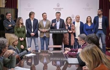 Bruno García en rueda de prensa acompañado de parte del equipo de gobierno
