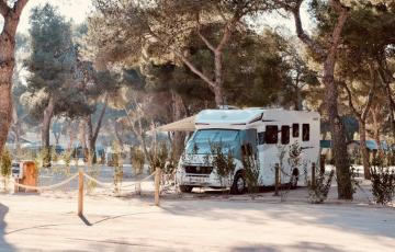  Una autocaravana en un camping.