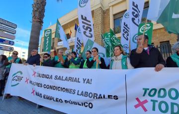 Un momento de la movilización de este lunes ante la Subdelegación del Gobierno