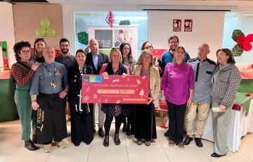 Autoridades hacen entrega de la cantidad recaudada a la entidad social