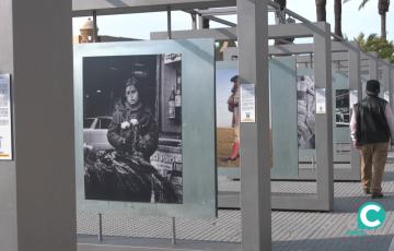 La exposición ‘50 fotografías con historia’  se puede visitar en el Paseo Antonio Burgos hasta el 26 de enero.