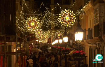 El Ayuntamiento reforzará la presencia de policía local en las áreas comercial del centro durante las fiestas navideñas. 