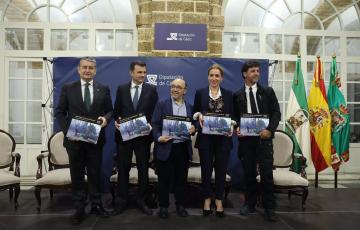 Autoridades arroparon al artista al final del acto