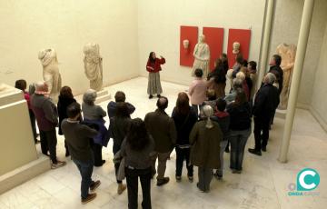 Un grupo de personas participan en la visita "Arte y literatura", organizada en el Museo de Cádiz. 