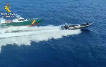 Una patrullera de la Guardia Civil persigue a una lancha en una imagen de archivo