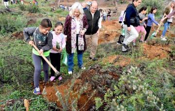 Mercedes Colombo en el inicio del plan de reforestación con niños plantando pinos piñoneros