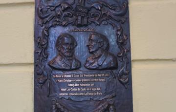Una imagen de la inscripción que rememora en la calle de San Francisco el paso de los dos ilustres visitantes del siglo XIX