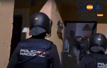 Agentes entrando en uno de los registros en la operación contra una organización que introducía cocaína en Algeciras.