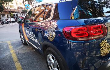 Entrada de agentes de la Policía en un domicilio en una operación contra el tráfico de cocaína en Jerez.