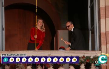 Momento de la bajada del carrillón desde el balcón del Gran Teatro Falla antes de tomarse las uvas.