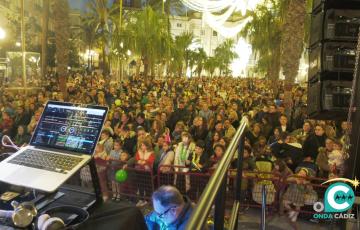 Niños y mayores disfrutando de las campanadas infantiles en San Juan de Dios. 
