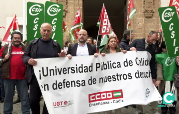 Momento de la concentración a las puertas del Hospital Real. 