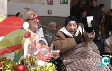 Los mayores celebran unas campanadas adelantadas en las residencias.