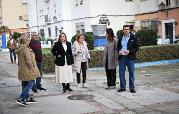 Visita del alcalde de Cádiz, Bruno García, acompañado de varios concejales, al barrio de Tacita de Plata. 