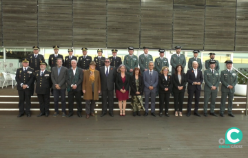 Protagonistas y autoridades en una foto grupal tras la ceremonia en el Parador de Cádiz