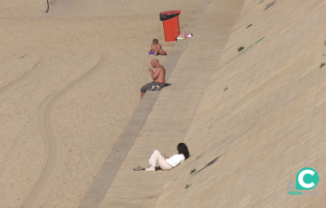 Estampas casi veraniegas se vivieron este viernes en la playa pese a ser principios de diciembre