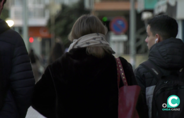 Unos viandantes con ropa de abrigo por la zona de la Avenida este martes