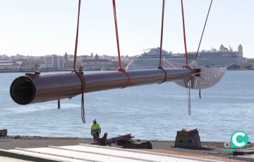 Momento del izado del mástil en el lugar que quedará definitivamente emplazado en la capital gaditana