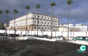 Imagen del edificio histórico junto a La Caleta