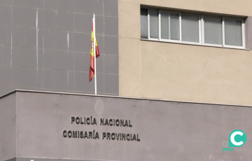 Fachada de la comisaría de la capital gaditana