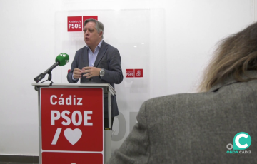 El portavoz del PSOE en el Ayuntamiento de Cádiz interviene durante la rueda de prensa