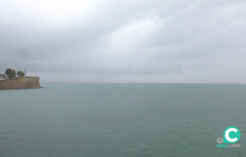 La nubosidad y las precipitaciones han sido la imagen habitual en el capital gaditana